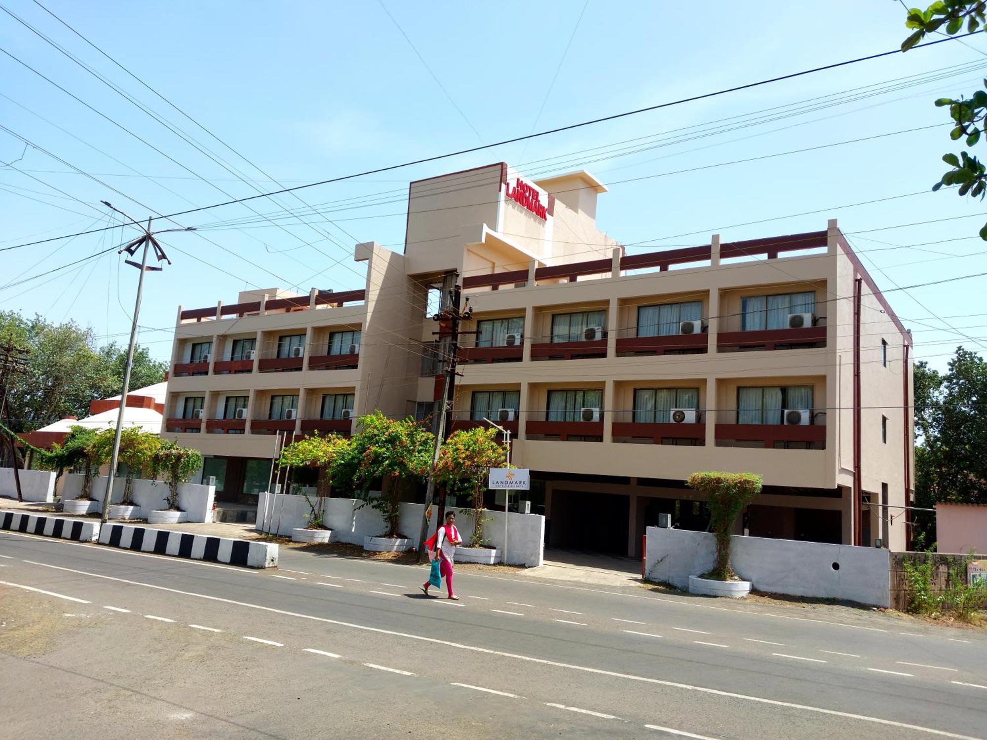 Hotel Landmark Ratnāgiri Exterior foto